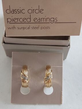 Vintage Avon Classic Circle Gold-Tone Twisted Hoop Earrings w/ Rhinestone Accent